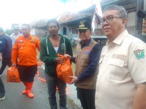 Pj.Gubernur Provinsi Sumatera Selatan Dr.Drs.Agus Fatoni,M.Si Tinjau Warga terdampak Banjir di Kecamatan Sungai Rotan Kabupaten Muara Enim