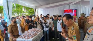 Ratusan Masyarakat Kota Prabumulih Serbu Operasi Sembako Murah dilapangan Kantor Dinas Catatan Sipil Kota Prabumulih Sumatera Selatan