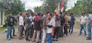 Diduga Kena PHK sepihak Warga Masyarakat Desa Lubuk Raman,Belimbing,Kasih Dewa Lakukan Aksi Damai di Pekarangan PHRZ4 Prabumulih