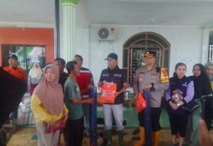 H.Elman ST,MM Tinjau warga terdampak Banjir dan serahkan langsung Bantuan Prabumulih Sumatera Selatan