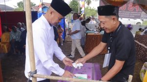 Aris Priadi,SH,M.Si Pj.Sekda Prabumulih Salurkan Hak Pilihnya di TPS 008 kelurahan Gunung Ibul Barat Kota Prabumulih Provinsi Sumatera Selatan