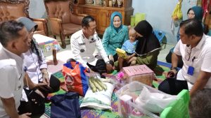 Pj.Walikota H.Elman,ST,MM Dampingi penjabat TP PKK Hj.Windriana Elman dan Dinas Kesehatan Kunjungi Rumah penderita Sunting Prabumulih Sumatera Selatan