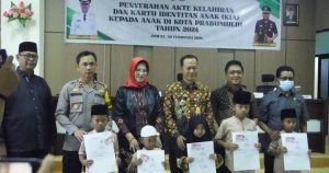 H.Elman,ST,MM Bersama Kajari Roy Riyadi,SH,MH Serahkan Akte Kelahiran dan Kartu Identitas Anak (KIA) kota Prabumulih Sumatera Selatan