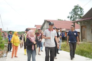 Pj.Walikota Prabumulih H.Elman,ST,MM Kunjungi Puluhan Rumah Warga diperumahan Perkim Anak Petai porak Poranda diterjang  Angin kencang dan Hujan Petir Prabumulih Sumatera Selatan