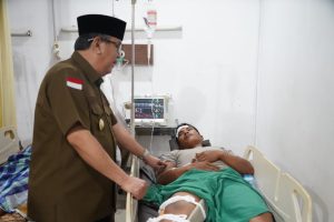Dr.H.Ahmada Rizali,MA Pj.Bupati Muara Enim Kunjungi Korban Insiden Derek ( Craine ) Ambruk pada Proyek Fly Over /Jembatan Layang Bantaian Desa Panang jaya Kecamatan Gunung Megang Kabupaten Muara enim Sumatera selatan