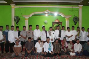 Drs.H.Emran Thabrani.M.Si selaku Assisten Pemerintahan dan Kesra Pemkab Muara Enim Ajak Masyarakat Tingkatkan Iman dan Taqwa dalam Safari Ramadhan diDesa Ibul Kecamatan Belida Darat Muara Enim Sumatera Selatan