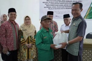 Penjabat Walikota Prabumulih H Elman ST MM membagikan paket sembako kepada Pegawai Harian Lepas (PHL) Pengelolaan Taman Dinas Lingkungan Hidup Kota Prabumulih.
