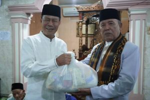 Penjabat Walikota Prabumulih H Elman ST MM melaksanakan Salat Jumat di Masjid Jami Al Hidayah Kelurahan Prabumulih, Jumat 5 April 2024.