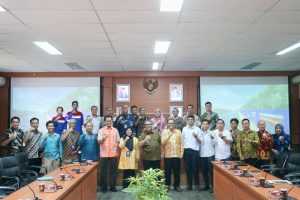 Pada Rapat Pengerjaan Talud Sungai Enim, Pj. Bupati Minta Kontraktor Libatkan Masyarakat Sekitarnya