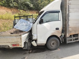 Diduga Ngantuk Mobil Isuzu Box Nopol BG 8586 NQ Arah Palembang Menabrak Mobil Carry Pick-Up dengan Nopol BG 8770 DS Arah Muara enim