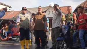 Dampak Luapan Sungai Enim, Pj. Bupati Tinjau dan Berikan Bantuan Bagi Warga Tanjung Enim