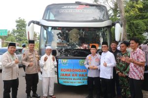 Suasana Haru iringi Keberangkatan 10 Jemaah Haji Kloter 12 Asal Kabupaten Muara enim