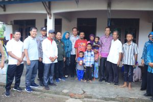 Pj.Walikota Prabumulih meninjau dan memberikan bantuan kepada balita stunting di beberapa titik yang berada di Wilayah Kerja UPTD Puskesmas Tanjung Raman, Jumat (31/05/2024).