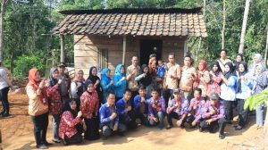 PJ WALIKOTA PRABUMULIH BERI BANTUAN BALITA STUNTING SEKALIGUS UPAYAKAN BEDAH RUMAH PEMBANGUNAN SANITASI