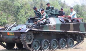 Dalam Rangka Anjangsana Ke Yonkav 5/DPC Karang Endah, Pj.Bupati Jajal Tank Amphibi dan Senpi Militer