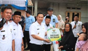 Kunker Ke Desa Alai Kec. Lembak, Pj. Bupati Resmikan Bedah Rumah dan Tanam Pohon Bersama Mahasiswa