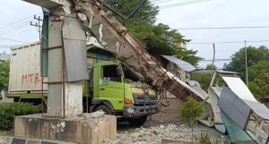 Ada apa dengan Aparatur Kota Prabumulih Gapura Kota Kembali Roboh ditabrak Tronton Bil-Up Bermuatan Kontainer