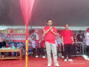 Tepuk Tangan Riuh Saat Paslon 02 Be_FiKir Sampaikan Orasinya Di Kel. Gunung Kemala