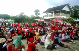 Meski Diguyur Hujan Warga Kepodang Indah Serius Dengarkan Orasi Paslon 02