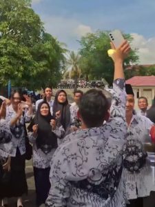 SMK YPS RAYAKAN HARI GURU DI HALAMAN SEKOLAH