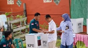 H.Elman,ST,MM dan Istri Ramaikan TPS, Salurkan Hak Pilih, Coblos Pemimpin Pilihan Anda