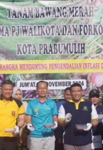 Penjabat Walikota Prabumulih H.Elman,ST,MM Bersama Forkopimda Tanam Bawang Dalam Rangka dukung Pengendalian Inflasi Daerah