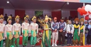 H.Elman,ST,MM Beserta Istri Sudah Hadir di Panggung Kehormatan Sejak Pagi Hari Dalam Rangka Karnaval HUT RI Ke-79