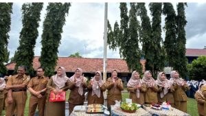PESTA IBU Hj. EVA YUSNITA, S.Pd., M.Pd. SANG KEPALA SEKOLAH SMANDA PRABUMULIH ” KEJUTAN TERINDAH DI AWAL TAHUN 2025″