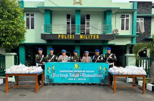 Subdenpom Persiapan Sekayu Bersama Polisi Bagikan Ratusan Takjil Kepada Warga