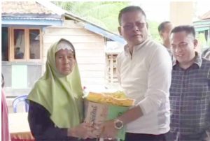 DV dan H.Arlan Serahkan Bantuan Korban Banjir Payuputat