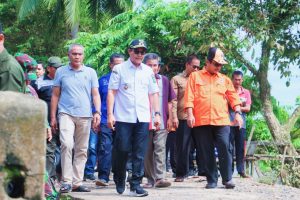 Wabup Muba Tinjau dan Serahkan Bantuan ke Warga Terdampak Longsor di Desa Kasmaran