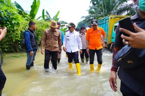 Wabup Rohman Tinjau dan Temui Korban Banjir di Tungkal Jaya