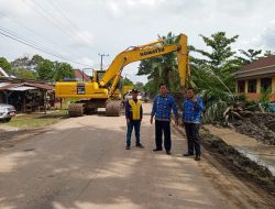 Kolaborasi Perbaikan Jalan Provinsi Sekay–PALI Yang Rusak Parah