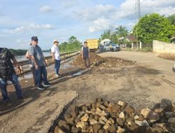 PEMERINTAH KECAMATAN BABAT TOMAN TANGGAP PERBAIKI JALAN BERLOBANG DI DESA SUGIWARAS