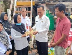 H. Elman Serahkan Bantuan  Korban Kebakaran di Dusun Prabumulih.