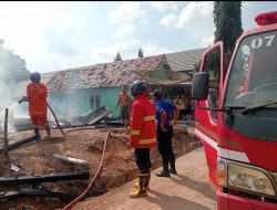 Empat Rumah Ludes Terbakar di Dawas, Respon Cepat Damkar Muba beserta Tim dan Warga Sukses Kendalikan Api