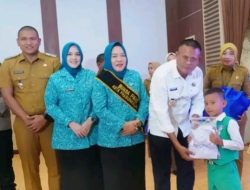 Walikota Terpilih Kota Prabumulih Tepati Janji Kampanye, Bagikan Seragam Gratis untuk Siswa SD dan SMP