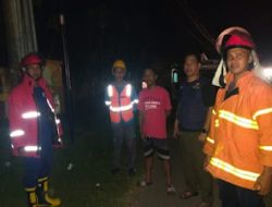 Beregerak Cepat Tim Damkar Muba Padamkan Api Gardu Terbakar