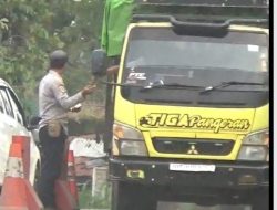 Pungli Berkedok Retribusi Kendaraan Oleh Dishub Provinsi Sumsel di Depan Terminal Randik Sekayu