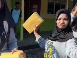 SMK YPS Rayakan Hari Guru Nasional dengan Kegiatan Tukar Kado