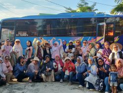 Bersama Ibu-Ibu PKK, Ibu Lurah Gunung Ibul Induk Prabumulih Kunjungi Danau Biru Indralaya