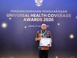 PENGHARGAAN DEKLARASI DAN PENCAPAIAN UHC KATEGORI MADYA KEMBALI DIRAIH KOTA PRABUMULIH