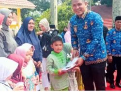 Wakil Walikota Bagikan Seragam Sekolah Gratis di SD Negeri 50 Kota Prabumulih