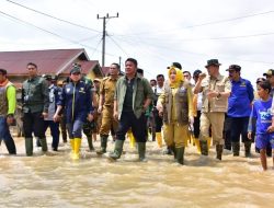 Herman Deru Tinjau Langsung Korban Banjir di Kecamatan Muara Kelingi, Musi Rawas