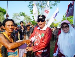 Panjat Pinang Semarak HUT ke-81 RI, Bupati Muba: Utamakan Keselamatan dan Kekompakan